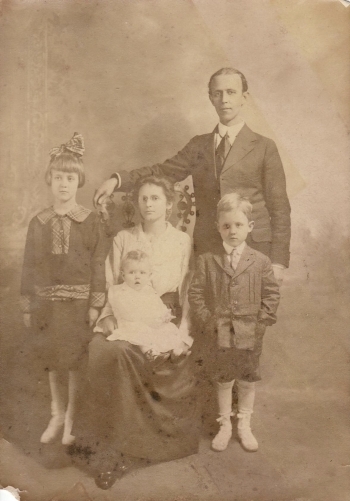 Seated: Nellie Hunt Standing: Arrington "Jake" Hunt Left: Daisy Ruth Hunt Right: Arrington Hunt Baby: Nellie Dean Hunt